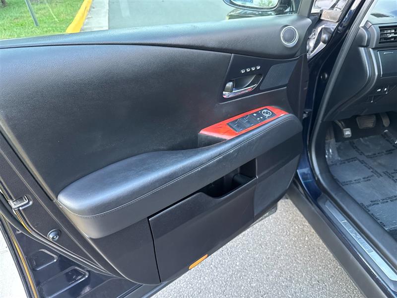 Vehicle photo 24