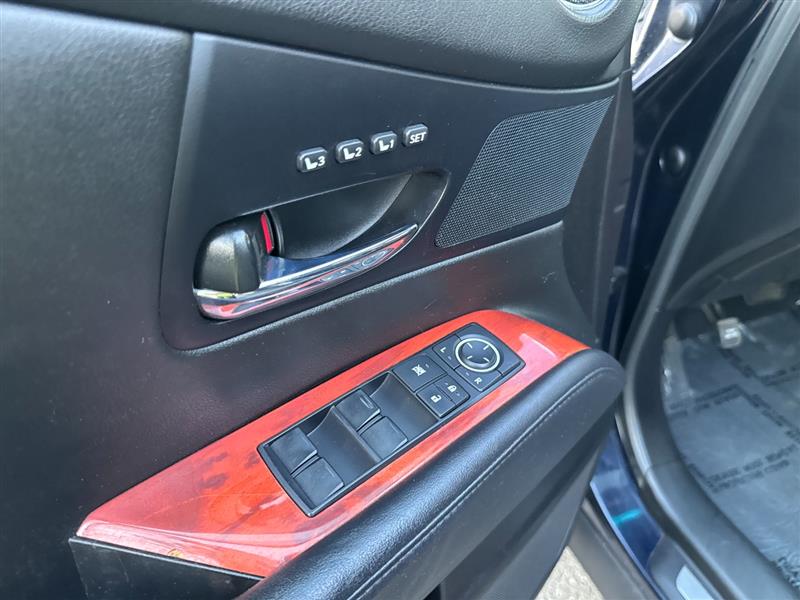 Vehicle photo 25
