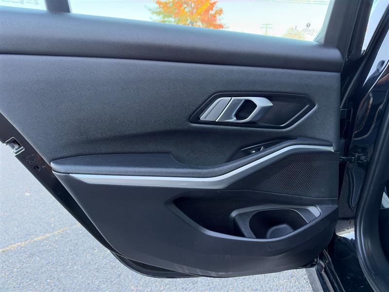 Vehicle photo 27