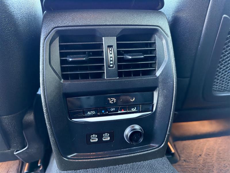 Vehicle photo 30