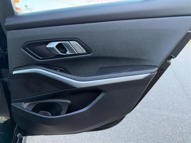 Vehicle photo 31