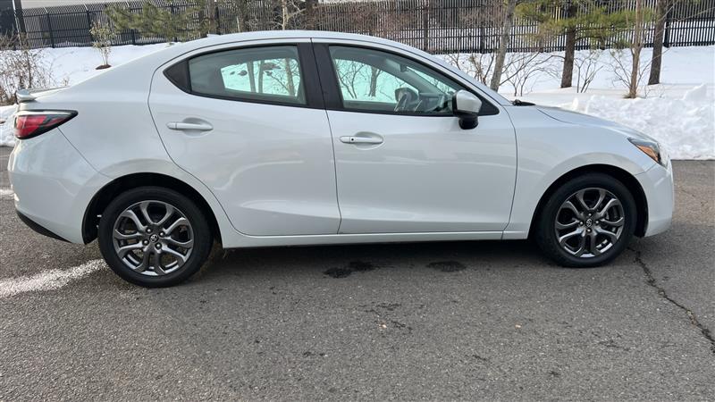 2019 Toyota Yaris LE - Photo 11