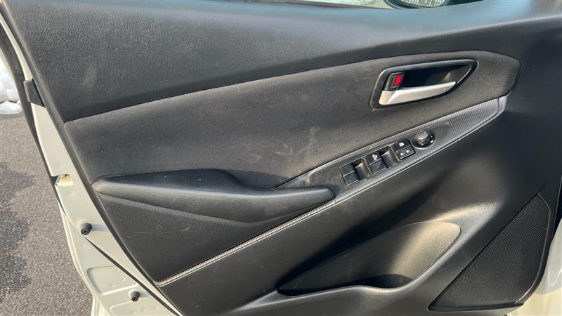 2019 Toyota Yaris LE - Photo 16
