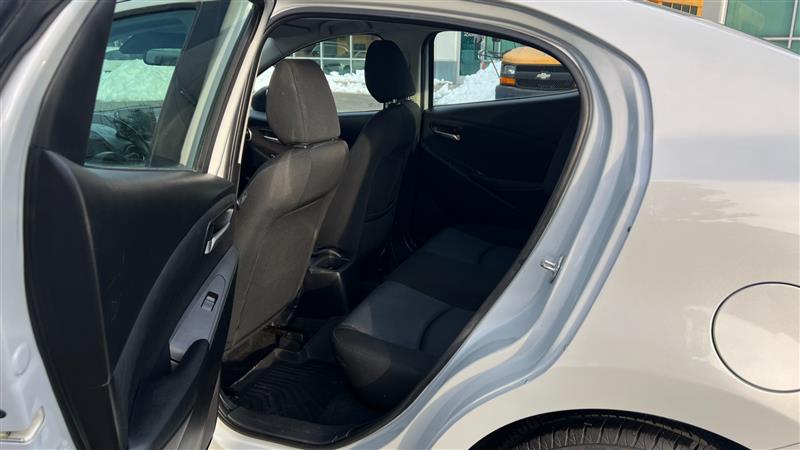 2019 Toyota Yaris LE - Photo 20