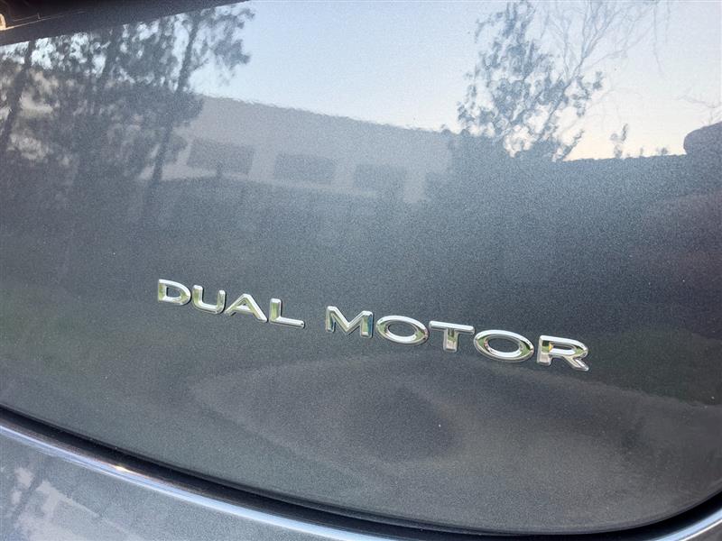Vehicle photo 22