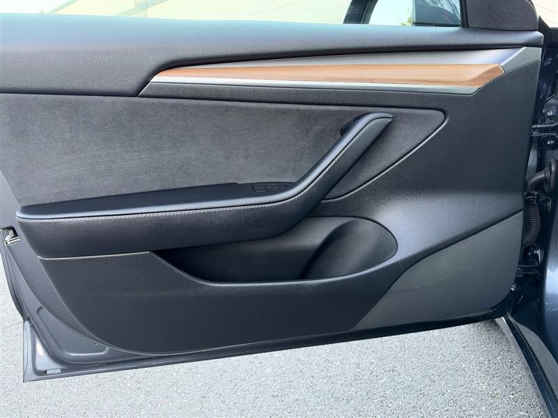 Vehicle photo 23