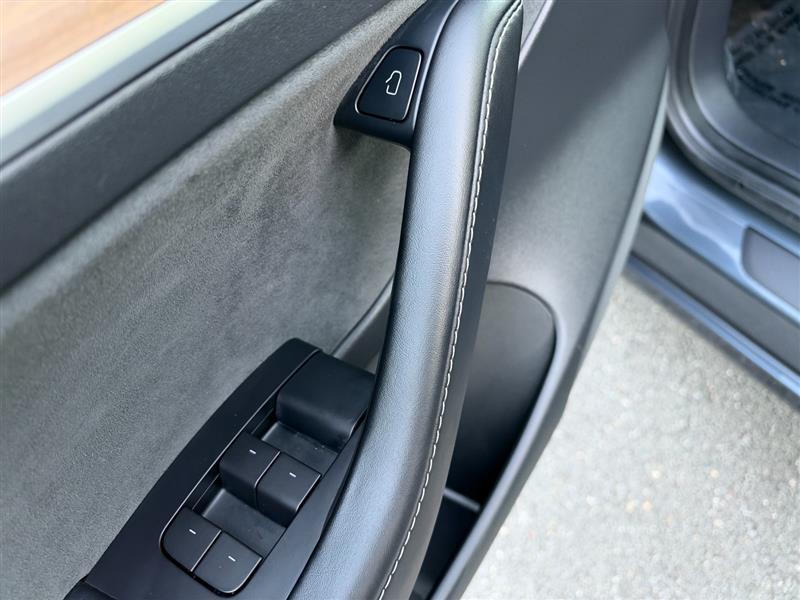 Vehicle photo 24