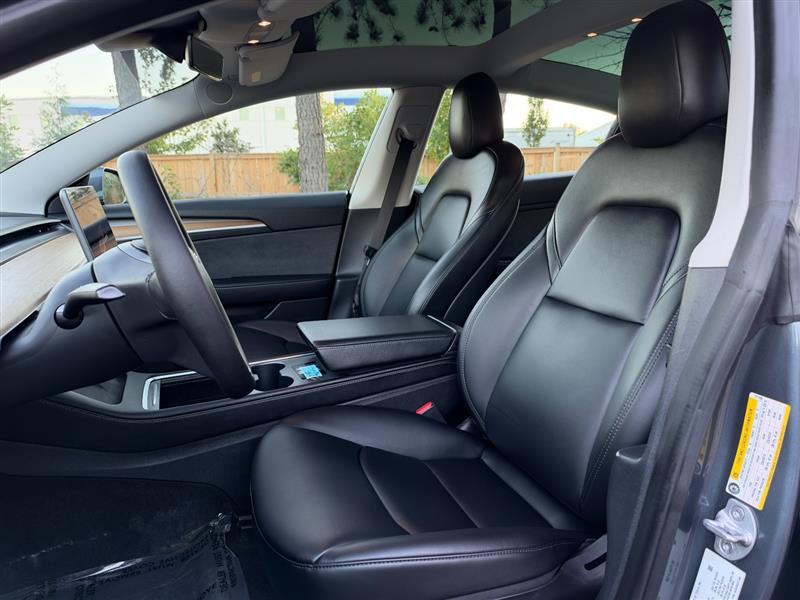 Vehicle photo 25