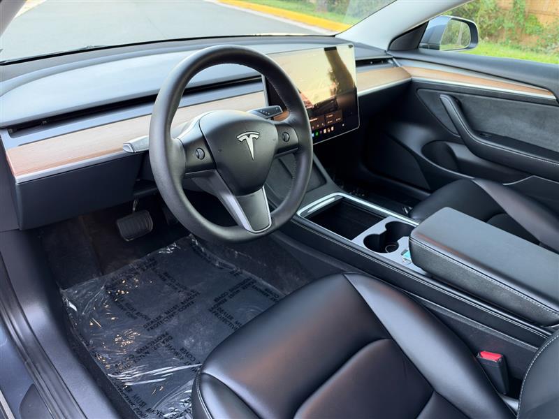 Vehicle photo 26