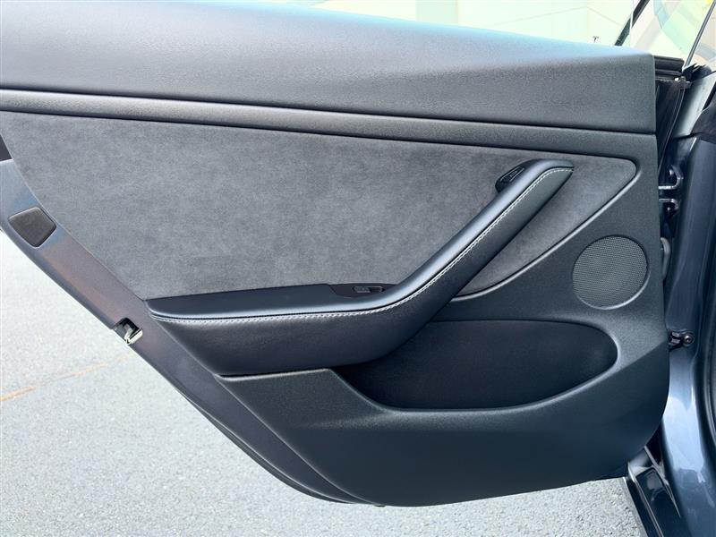 Vehicle photo 27