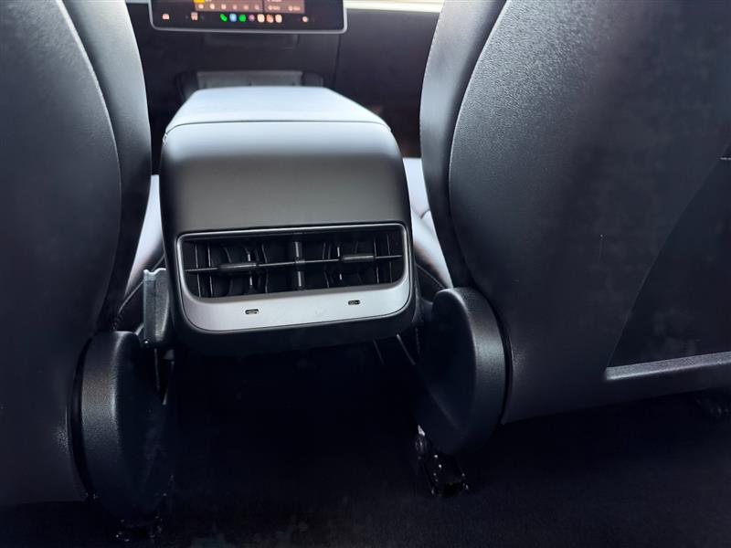 Vehicle photo 29