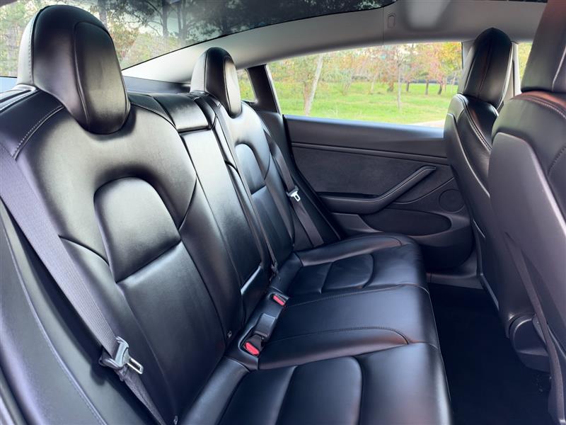 Vehicle photo 31