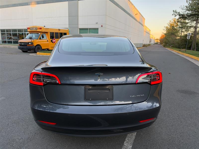 Vehicle photo 9