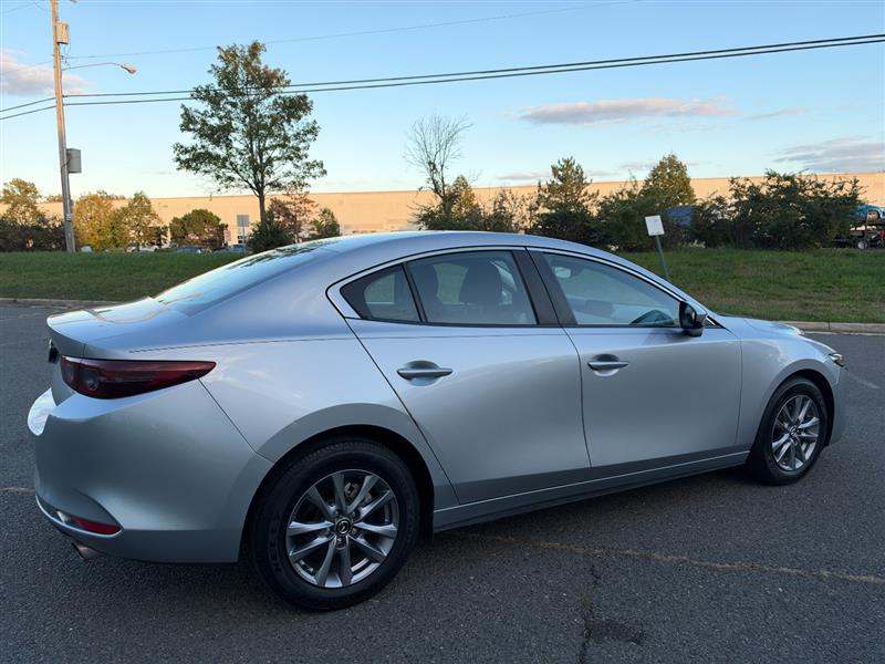 Vehicle photo 17