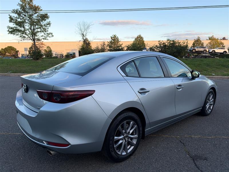 Vehicle photo 18