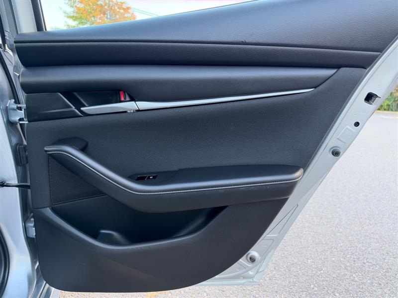 Vehicle photo 26