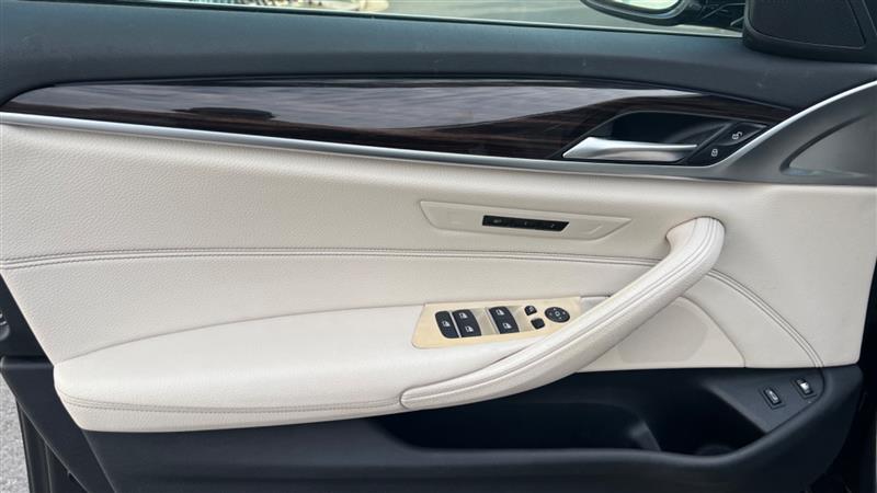 2018 BMW 5 Series 530e - Photo 35