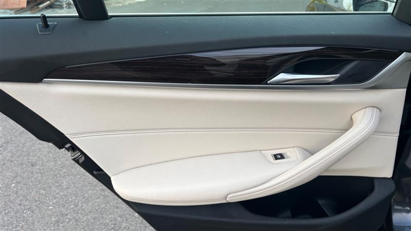 2018 BMW 5 Series 530e - Photo 44