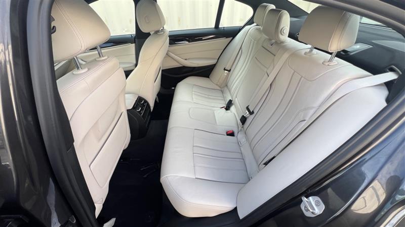 2018 BMW 5 Series 530e - Photo 45