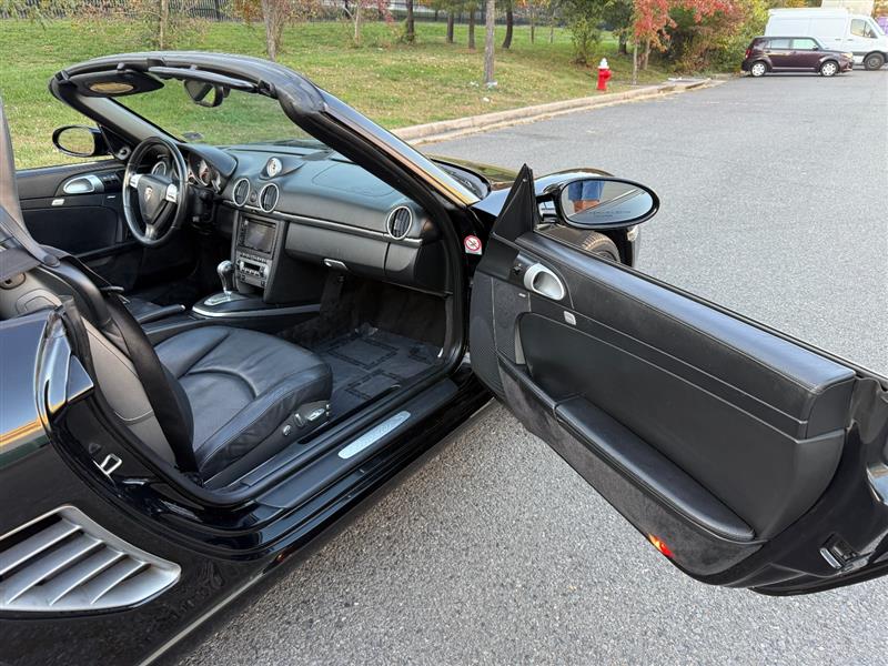 Vehicle photo 30