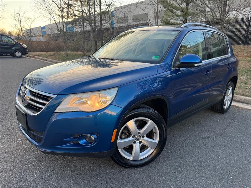 2010 Volkswagen Tiguan SEL's photo