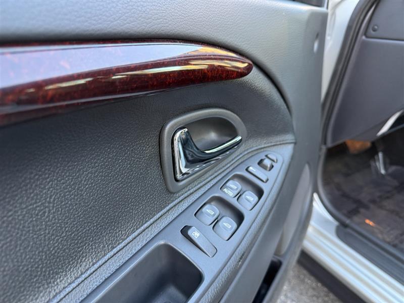 Vehicle photo 17
