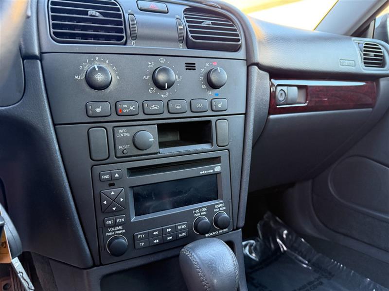 Vehicle photo 24