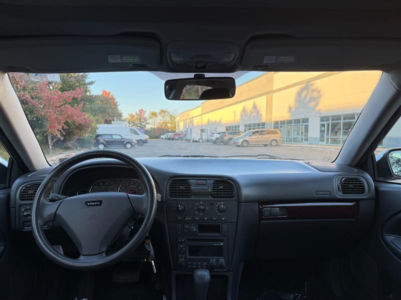 Vehicle photo 30