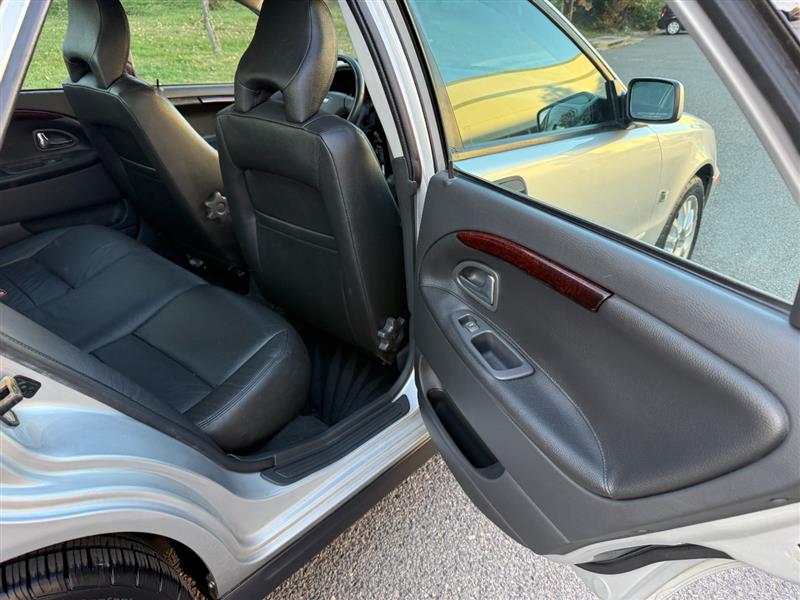 Vehicle photo 32