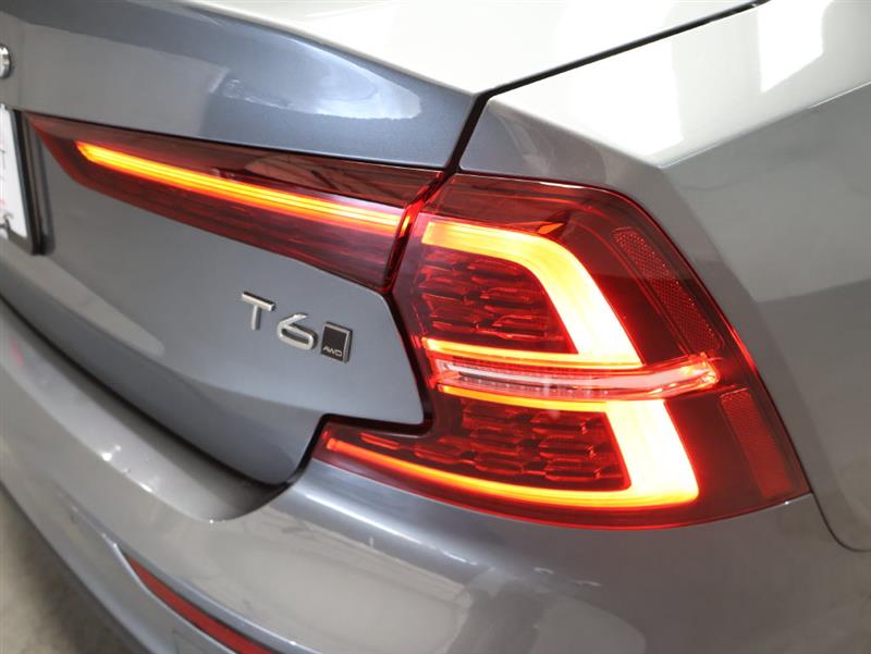 2021 VOLVO S60 MOMENTUM