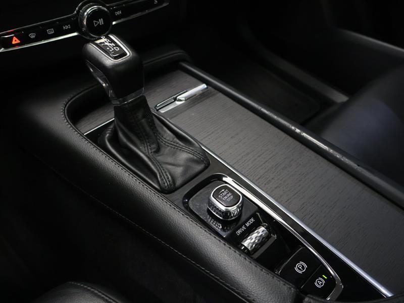 2020 VOLVO XC90 MOMENTUM