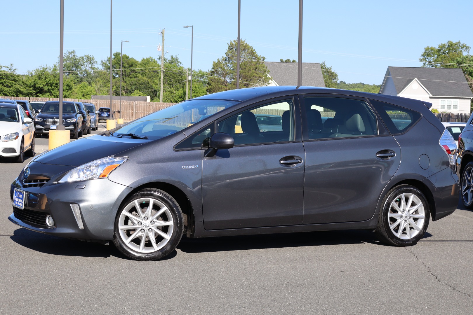 2014 Toyota Prius v Five's photo
