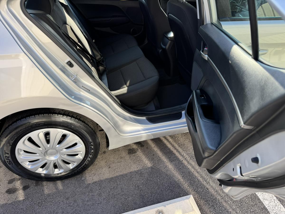 2019 Hyundai Elantra SE - Photo 12