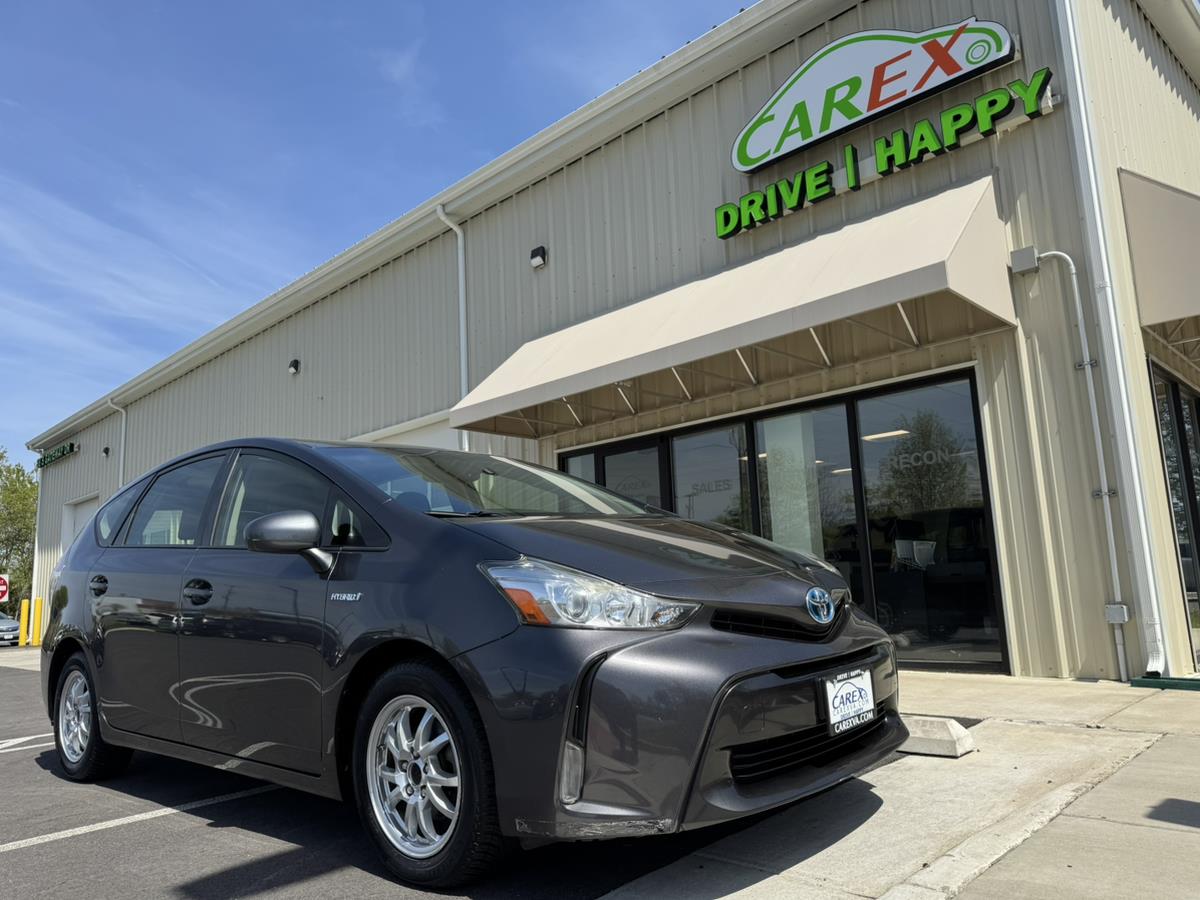 2017 Toyota Prius v Five's photo