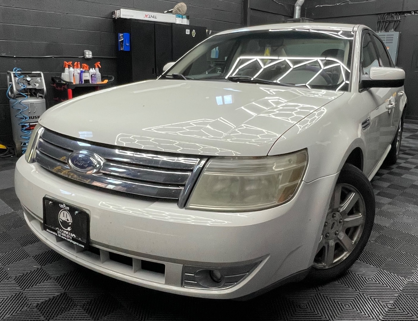 White 2009 Ford Taurus SE Sedan Front-Wheel Drive Automatic