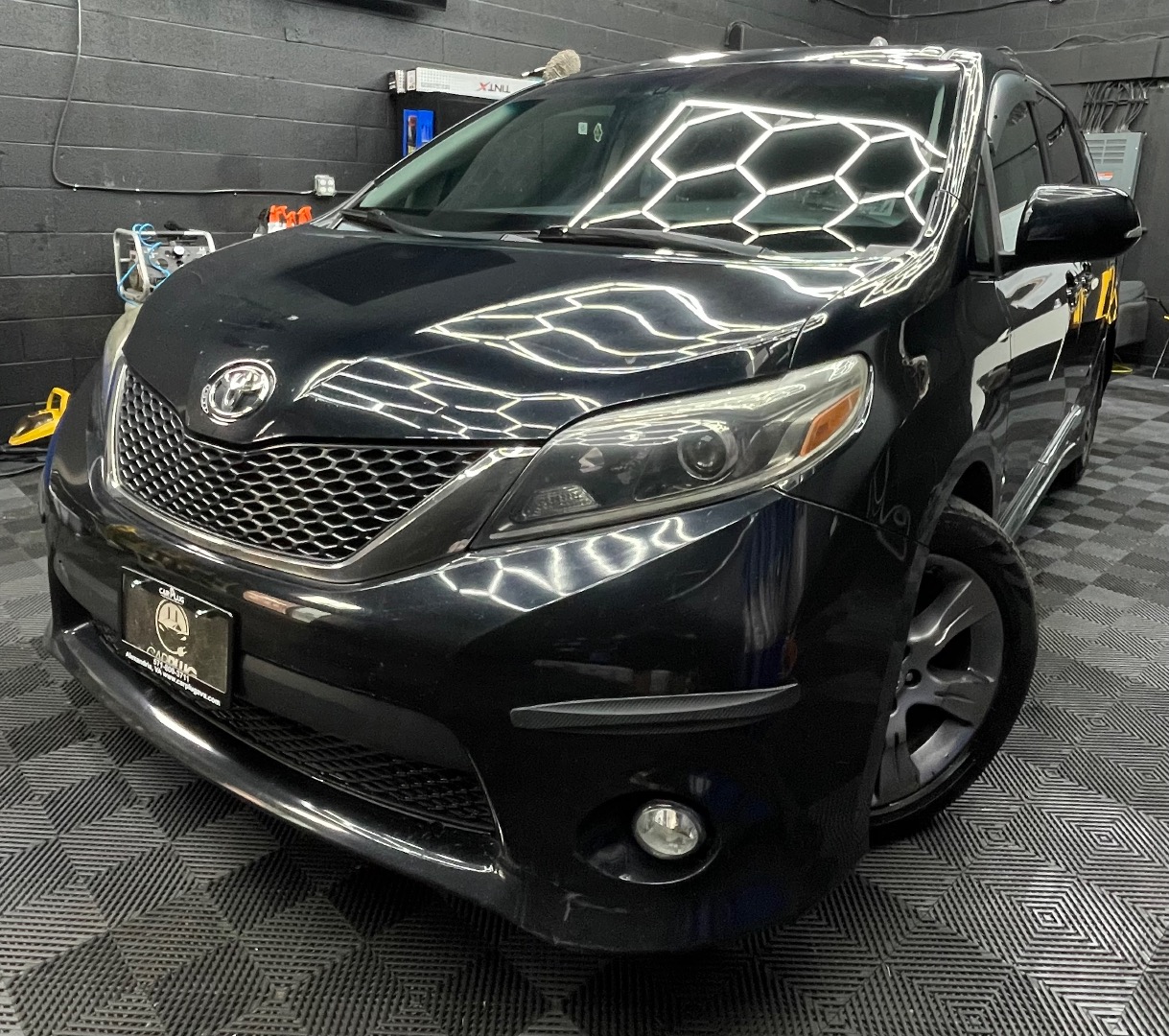 2015 Toyota Sienna SE Premium V6 8-Passenger's photo
