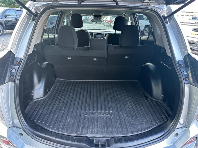2018 Toyota RAV4 LE - Photo 10