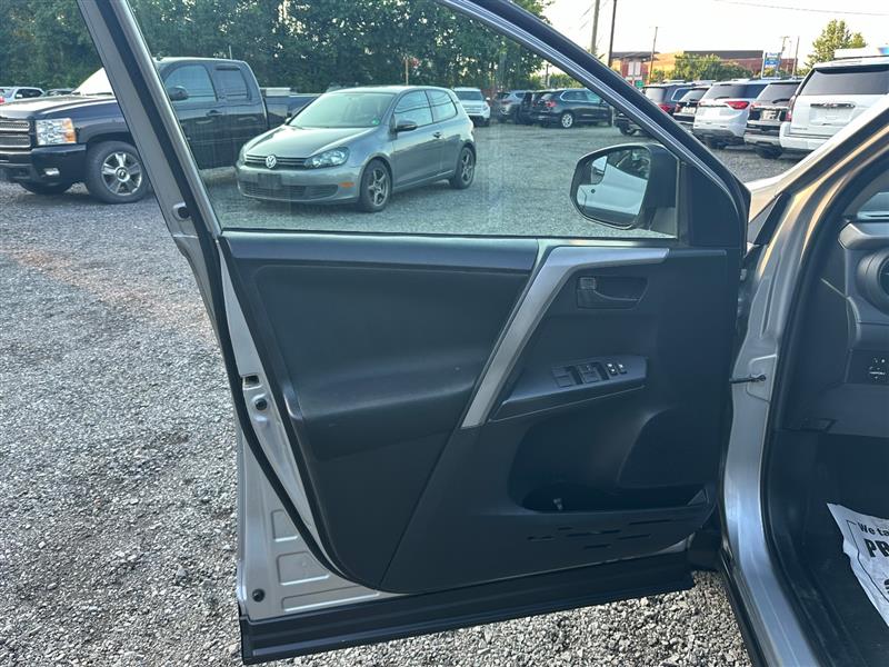 2018 Toyota RAV4 LE - Photo 11
