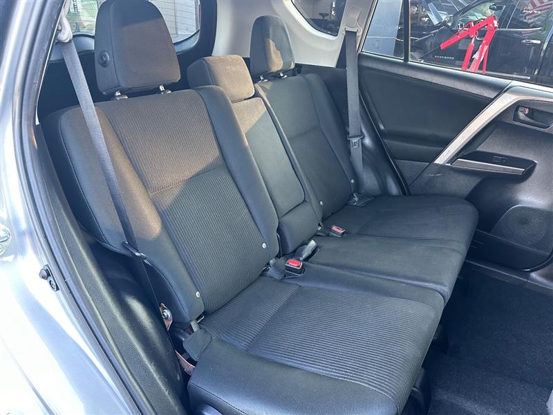 2018 Toyota RAV4 LE - Photo 18