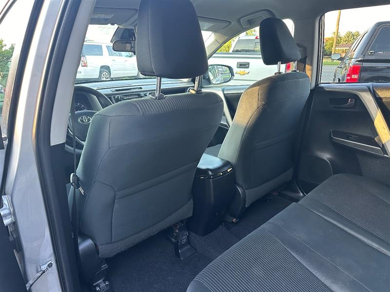 2018 Toyota RAV4 LE - Photo 19