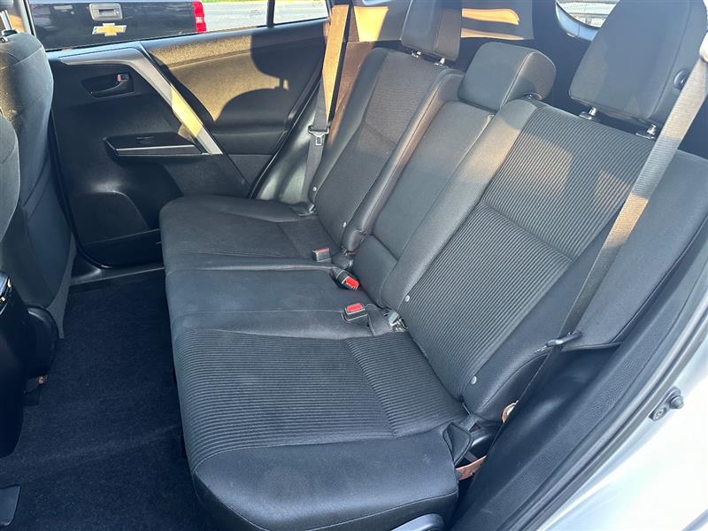 2018 Toyota RAV4 LE - Photo 20