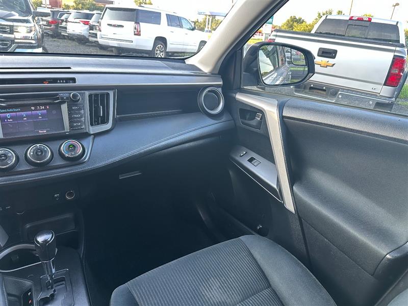 2018 Toyota RAV4 LE - Photo 22