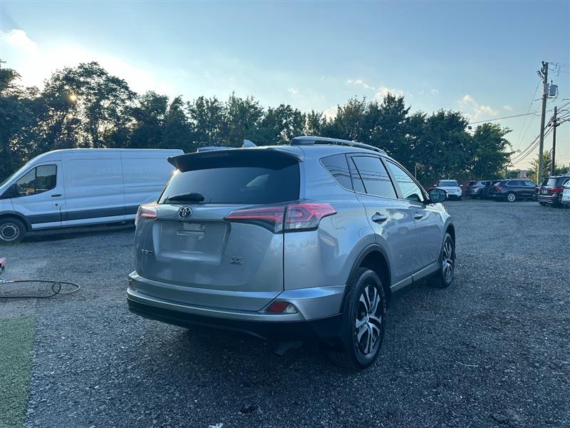 2018 Toyota RAV4 LE - Photo 4