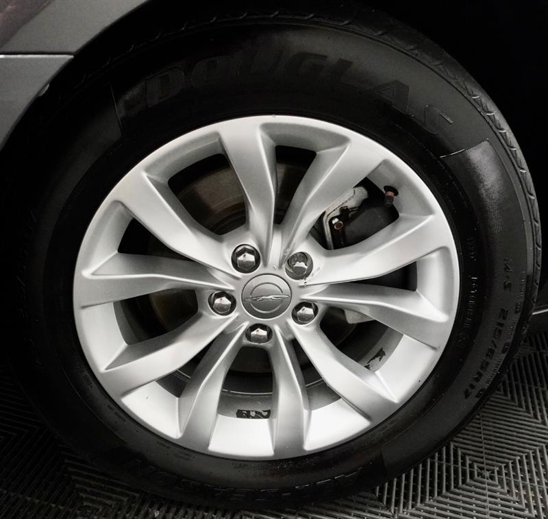 2015 Chrysler 300 Limited - Photo 6