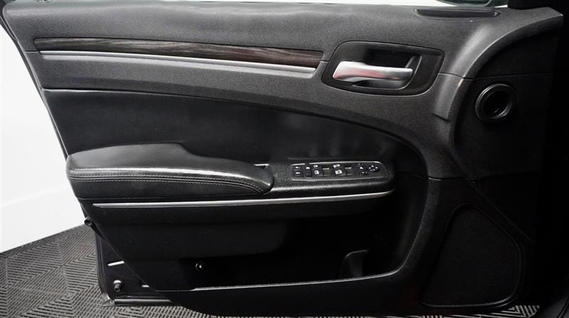 2015 Chrysler 300 Limited - Photo 34