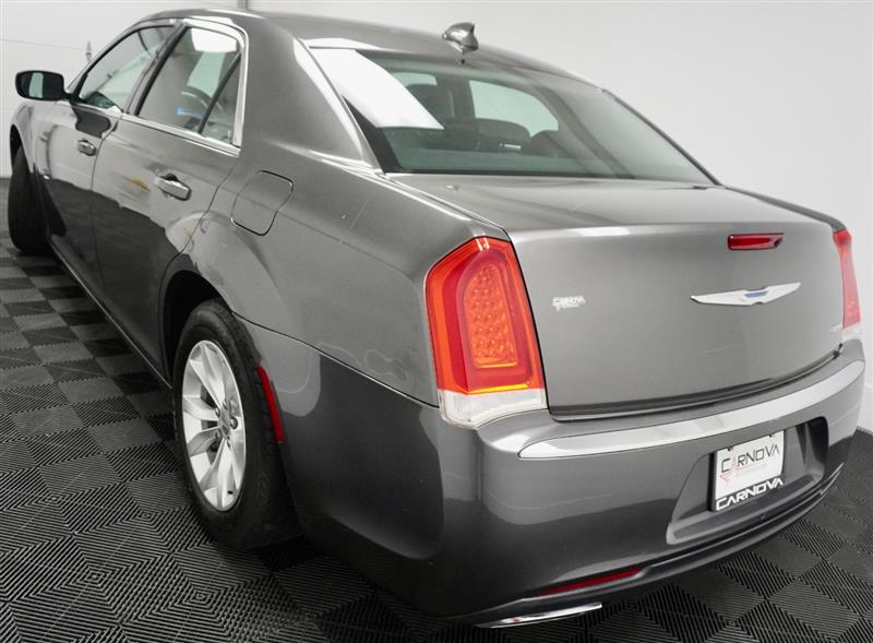 2015 Chrysler 300 Limited - Photo 9
