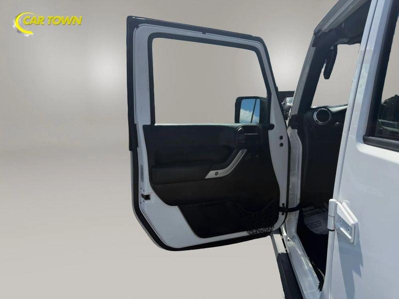 Vehicle photo 23