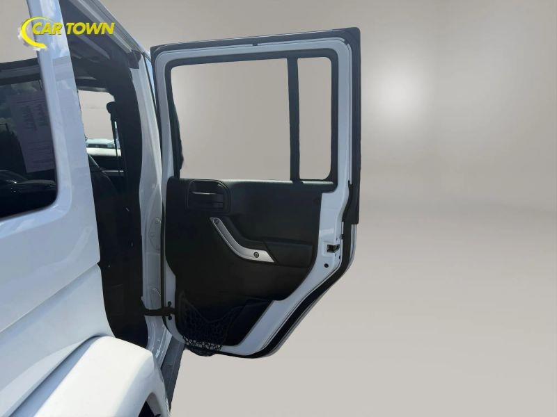 Vehicle photo 25
