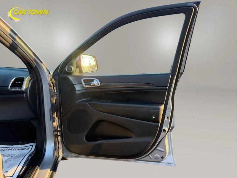 Vehicle photo 19