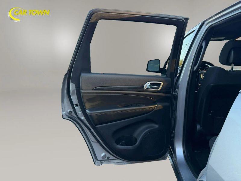 Vehicle photo 24